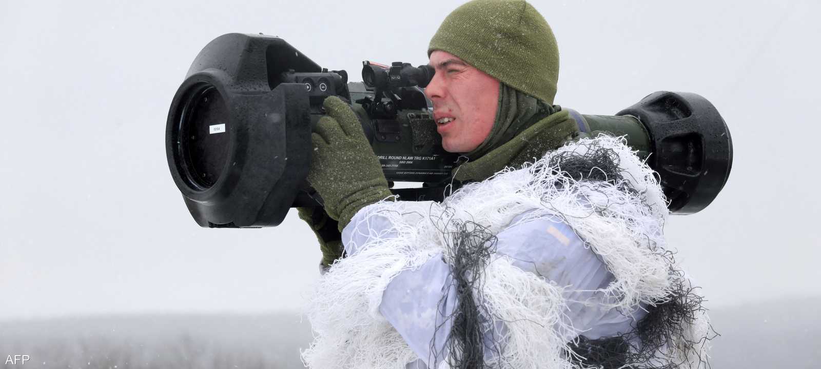 جندي أوكراني يحمل السلاح البريطاني المضاد للدبابات