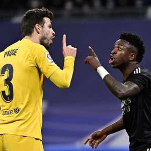 ريال مدريد بالأسود وبرشلونة بالأصفر