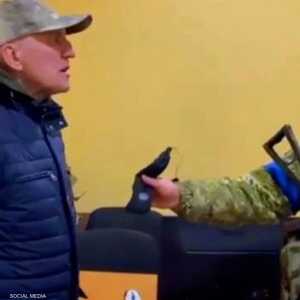 سفير بيلاروسيا (يسار) يتحدث مع ضابط أوكراني قبيل المغادرة.