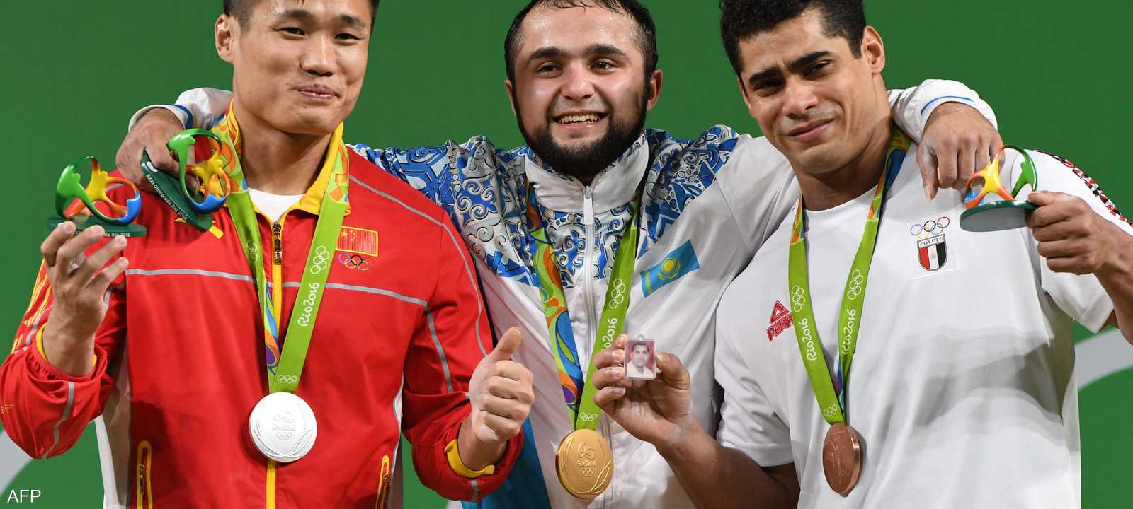 إيهاب (يمين) ورحيموف (وسط) في لحظة التتويج قبل 6 سنوات