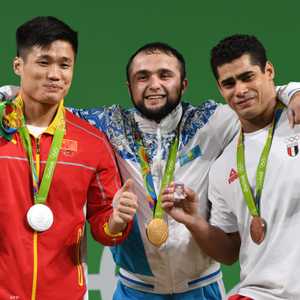 إيهاب (يمين) ورحيموف (وسط) في لحظة التتويج قبل 6 سنوات