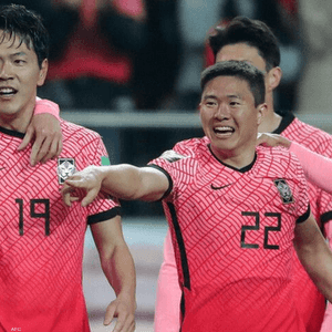 كوريا تسقط إيران بثنائية