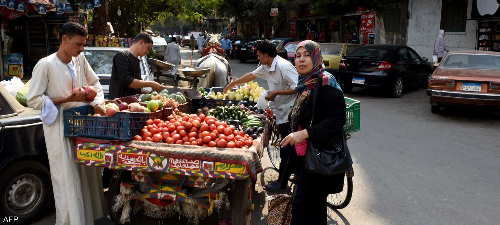 الباعة الجائلون يتسببون بازدحام مروري