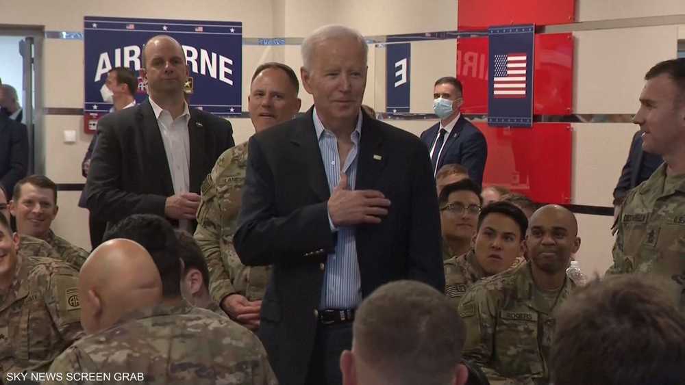 بايدن أثناء زيارته للجنود الأميركيين في بولندا