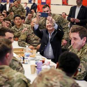 بايدن يلتقط السيلفي مع جنود أميركيين في بولندا