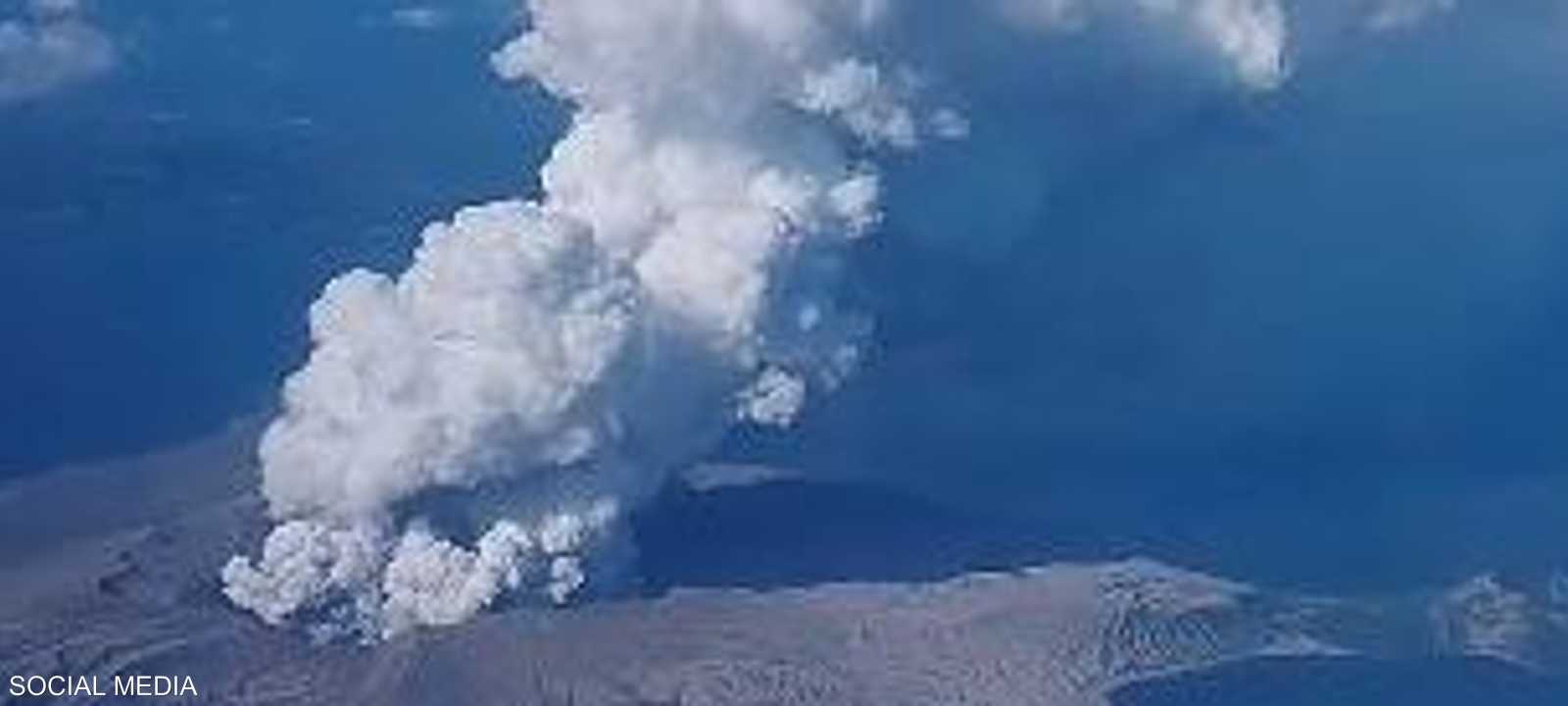 أعمدة الدخان تتصاعد من البركان في الفلبين.