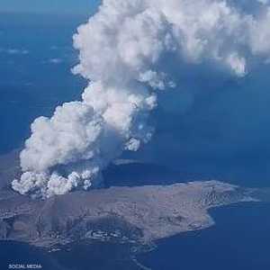 أعمدة الدخان تتصاعد من البركان في الفلبين.