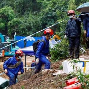 فرق إنقاذ صينية في موقع تحطم الطائرة.