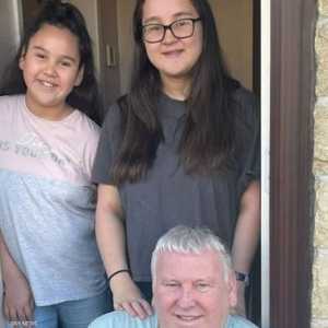 سينيور مع ابنتيه.