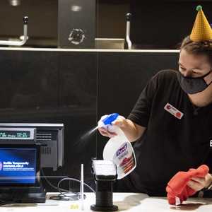 موظفة تعقم متجرا في الولايات المتحدة مع انتشار أوميكرون