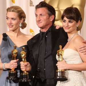 شون بين ممسكا جائزة الأوسكار لأفضل ممثل في 2009