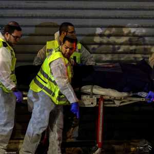 الإسعاف ينقل أحد القتلى في هجوم الخضيرة من موقع الحادثة