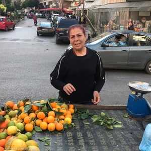 لطيفة تبيع البرتقال من الصباح حتى مغيب الشمس