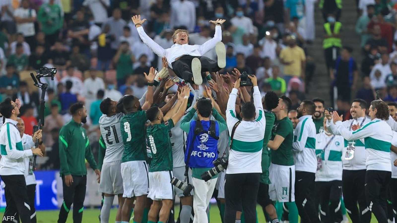 احتفالات منتخب السعودية بمدربهم هيرفي رينار بعد التأهل