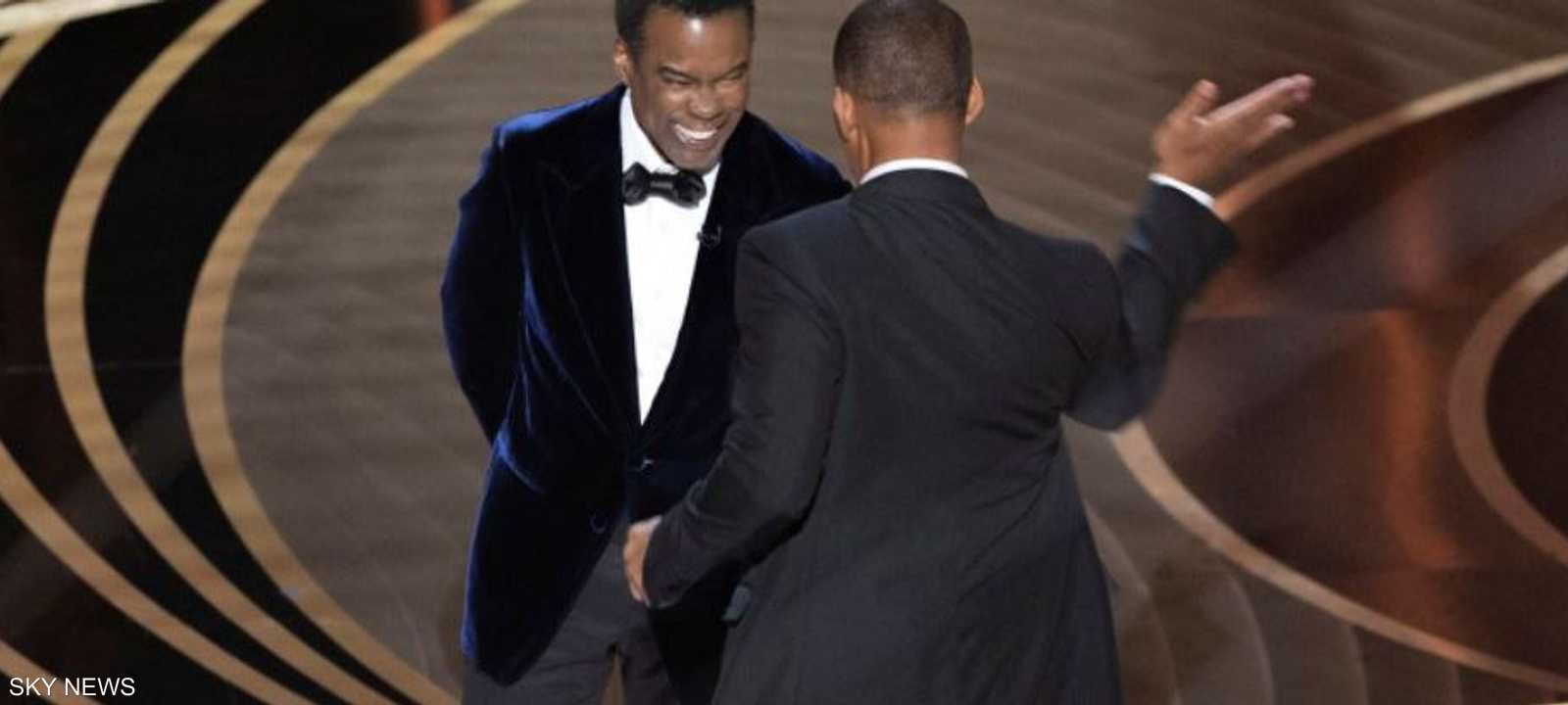 ويل سميث صفع كريس روك على مسرح توزيع جوائز أوسكار.