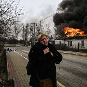 سيدة أوكرانية تسعى جاهدة للهروب من القصف الروسي