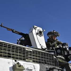 أرشيفية لعنصر في الجيش الفنلندي على آلية عسكرية