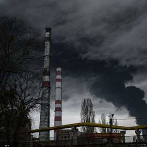 دخان يتصاعد من مصفاة نفط بالقرب من أوديسا الأوكرانية