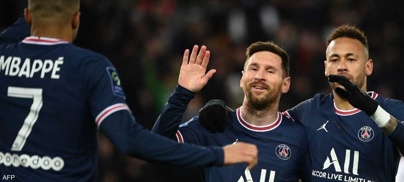 ميسي ونيمار ومبابي يحتفلون بالفوز.