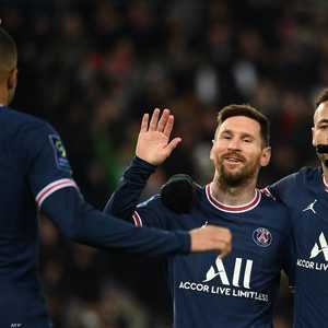 ميسي ونيمار ومبابي يحتفلون بالفوز.