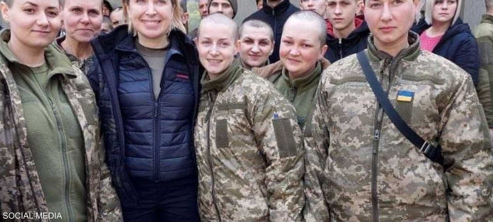 المجندات الأوكرانيات حليقات الرأس بعد تحريرهن.