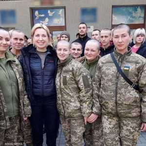 المجندات الأوكرانيات حليقات الرأس بعد تحريرهن.