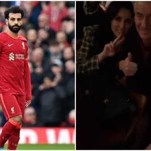 رامي عباس وإيان راش (يمين) استعدادا لمشاهدة صلاح