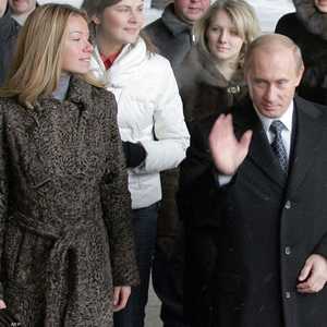 بوتن وابنته ماريا (يسار) في صورة أرشيفية