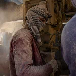 مواطن عراقي يغطي وجهه بسبب العواصف الترابية والغبار - أرشيف