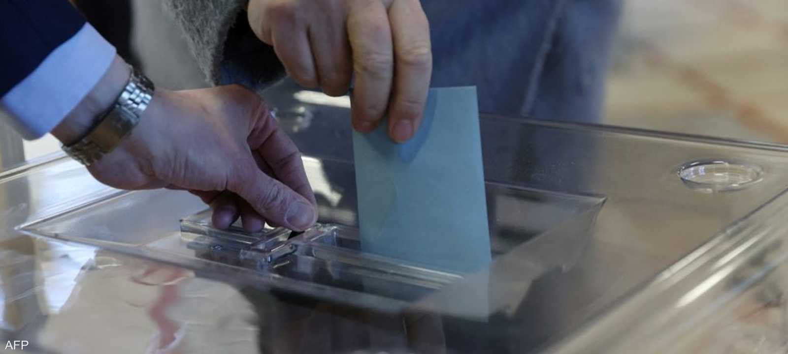 فتحت مكاتب الاقتراع صباح الأحد أبوابها عند الساعة الثامنة