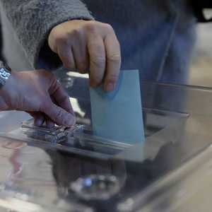 فتحت مكاتب الاقتراع صباح الأحد أبوابها عند الساعة الثامنة