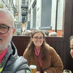 الرجل البريطاني بصحبة عائلته.