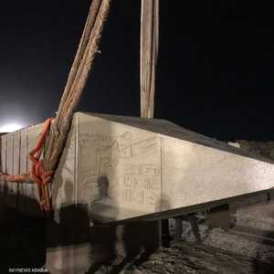 يبلغ وزن المسلة 90 طنا