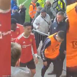 كريستيانو رونالدو ضرب يد فتى حاول تصويره