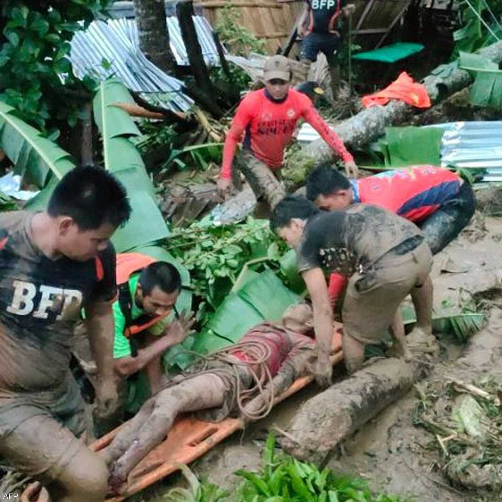 قتل 22 قرويا إثر انهيارات أرضية بأربع قرى في مدينة باي باي في مقاطعة ليتي بوسط البلاد يومي الأحد والاثنين.