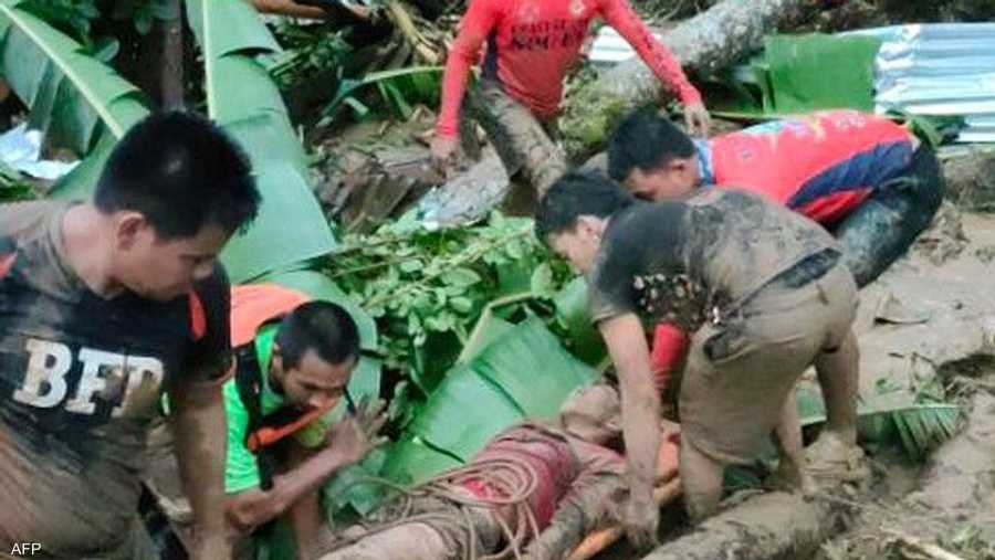 قتل 22 قرويا إثر انهيارات أرضية بأربع قرى في مدينة باي باي في مقاطعة ليتي بوسط البلاد يومي الأحد والاثنين.
