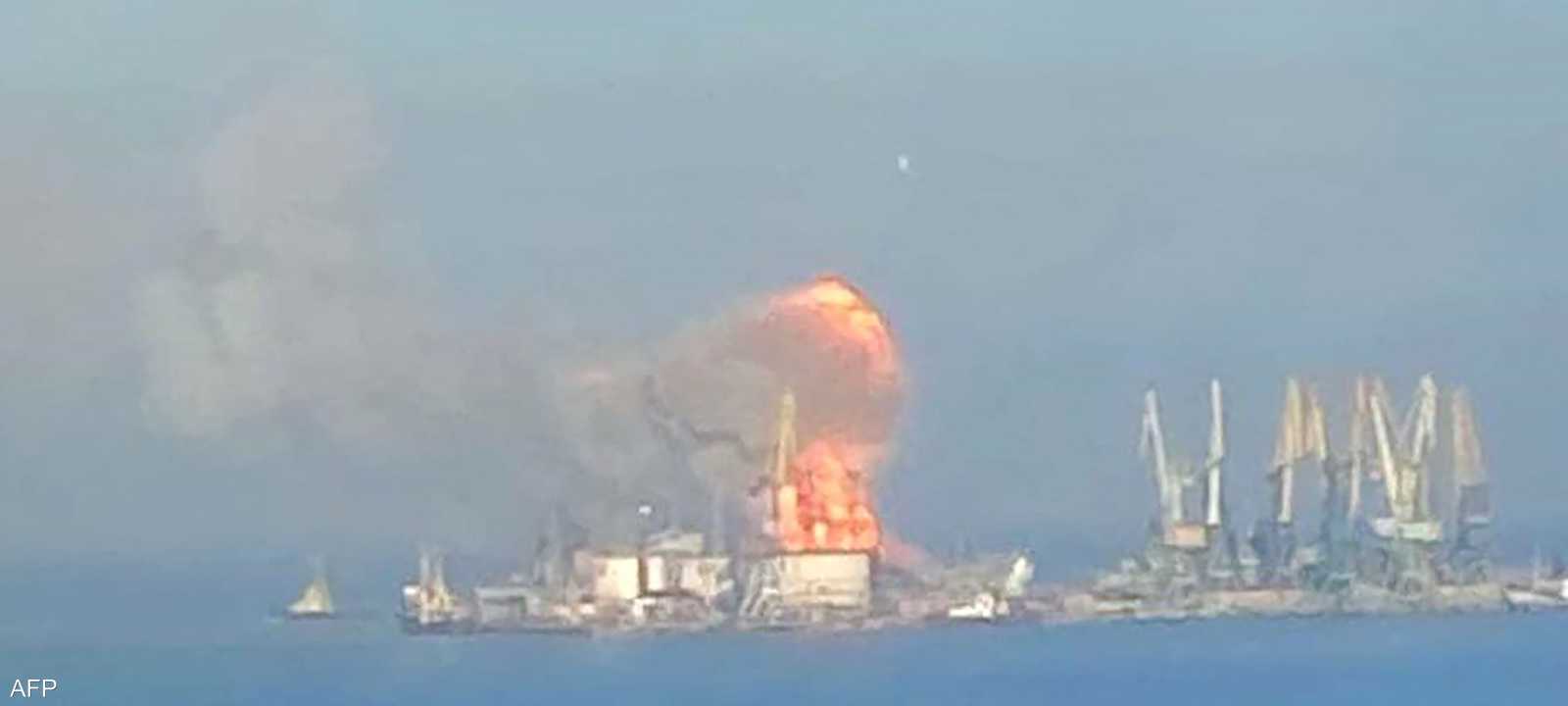 أعمدة من الدخان واللهب في ميناء بيرديانسك في بحر آزوف