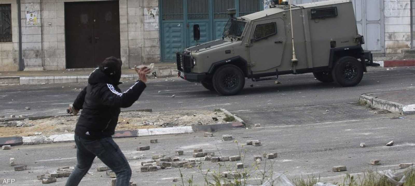 جانب من المواجهات بين الجيش الإسرائيلي وفلسطينيين في نابلس.