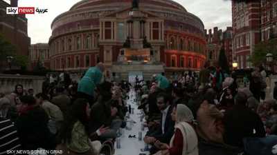 المئات يتناولون إفطار رمضان أمام قاعة ألبرت الملكية بلندن