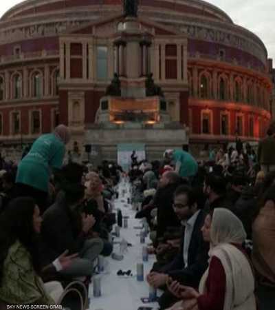 المئات يتناولون إفطار رمضان أمام قاعة ألبرت الملكية بلندن
