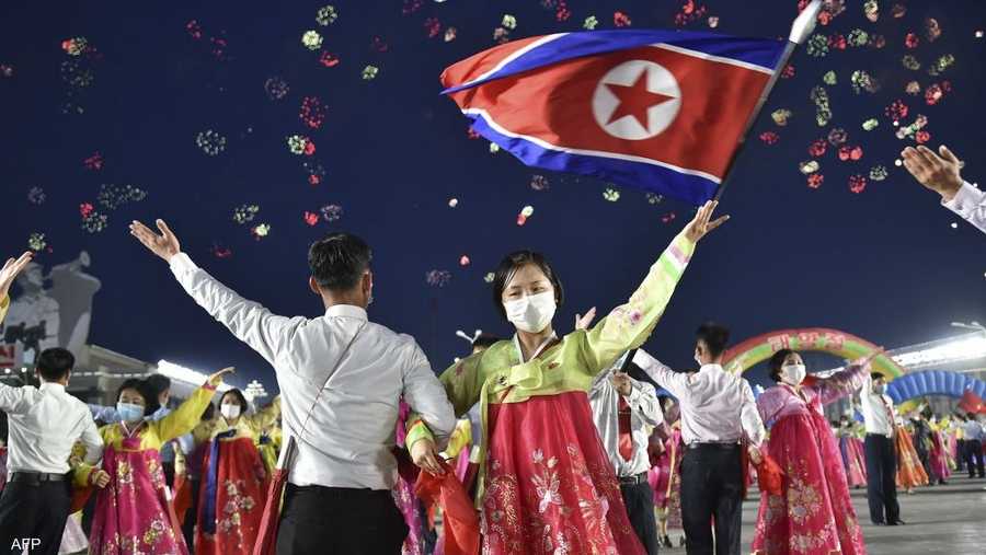احتفلت كوريا الشمالية بالذكرى السنوية 110 لميلاد مؤسس البلاد الراحل كيم إيل سونغ، يوم الجمعة، بإطلاق الألعاب النارية وإقامة احتفال مسائي بالساحة الرئيسية في بيونغيانغ.