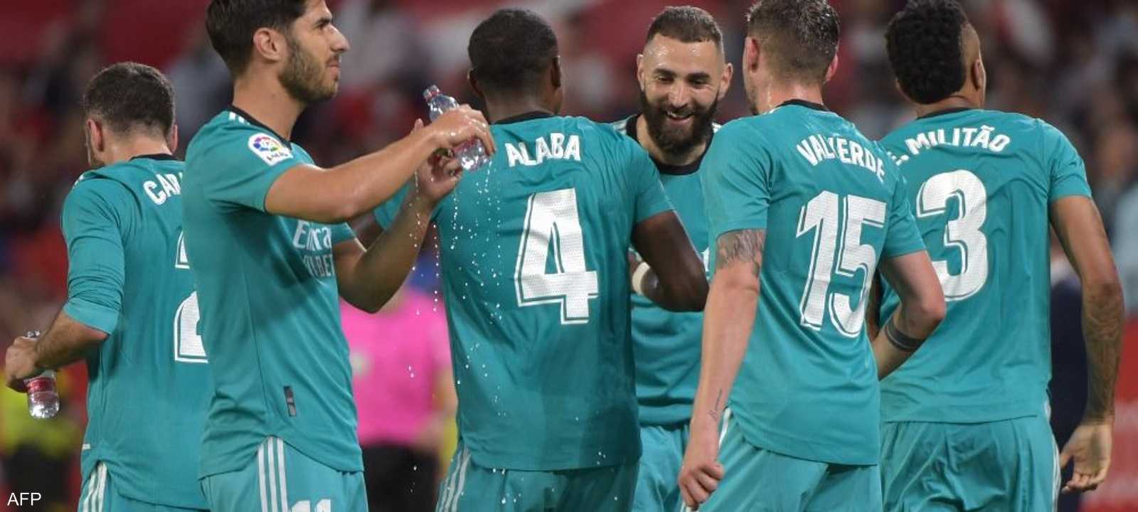 لاعبو ريال مدريد يحتفلون بالفوز.