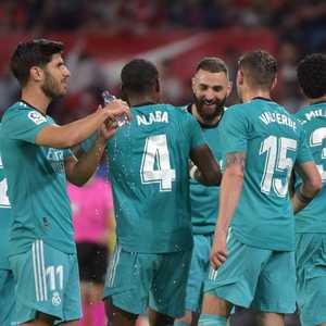 لاعبو ريال مدريد يحتفلون بالفوز.