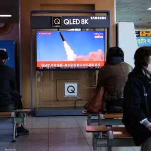 كوريون جنوبيون يتابعون التجربة الصاروخية للشماليين.