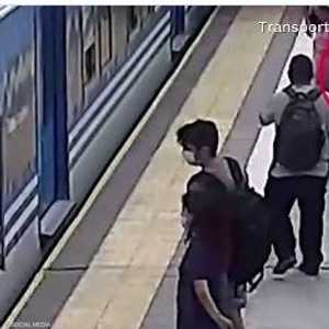 لقطة من الحادثة في إحدى محطا القطارات بالعاصمة الأرجنتينية.