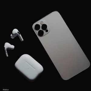 الشاب تتبع تحركات الروس بفضل خاصية ربط السماعات بالهاتف