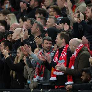 الجماهير تقف دقيقة صمت وتصفق لرونالدو