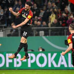 فيتشينزو غريفو يحتفي بتسجيل الهدف الثالث من ضربة جزاء