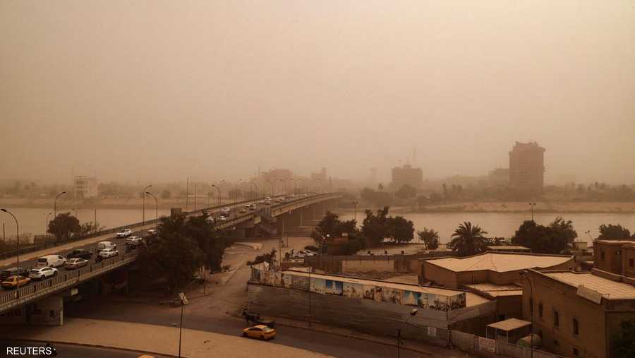 غطت سحابة الغبار الأصفر أغلب مناطق العراق، بينها العاصمة بغداد، ويتوقع أن تستمر حتى الخميس، وفقا لدائرة الأرصاد الجوية.
