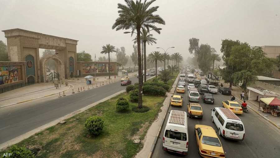 العراق يتعرض لتقلبات مناخية ويعاني قلة الأمطار والتصحر وغياب الحزام الأخضر، وجميعها تؤدي لتصاعد الغبار.